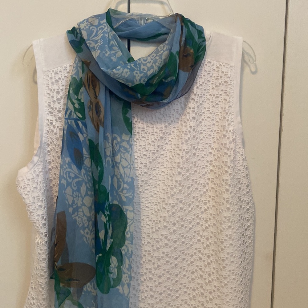 💙💙Beautiful NWOT blue scarf. Smoke free and pet free home.